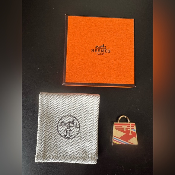 Hermès Curiosite Kelly Laque H Vibration Necklace Pendant or Bag Charm - Picture 1 of 5